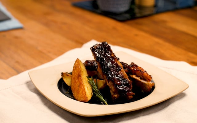 Costelinha de porco com batatas rústicas