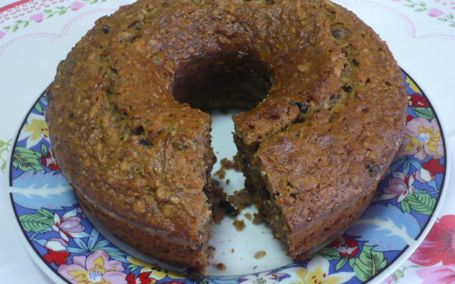 Bolo de maçã com nozes e passas