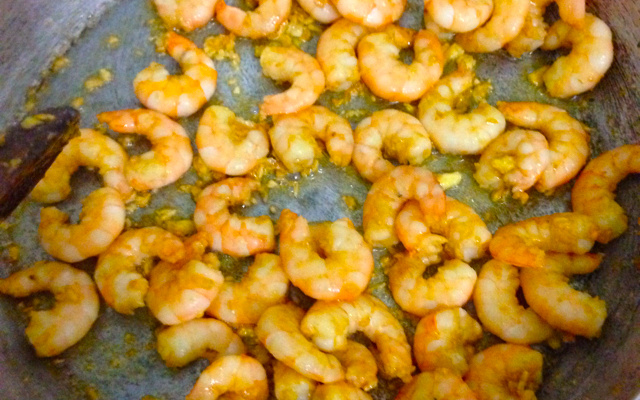 Camarão rosa ao alho e óleo