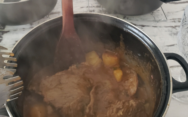 Bife de panela com batatas à la Mama