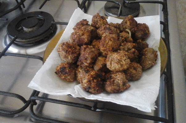 Bolinho de carne moída com cheiro-verde