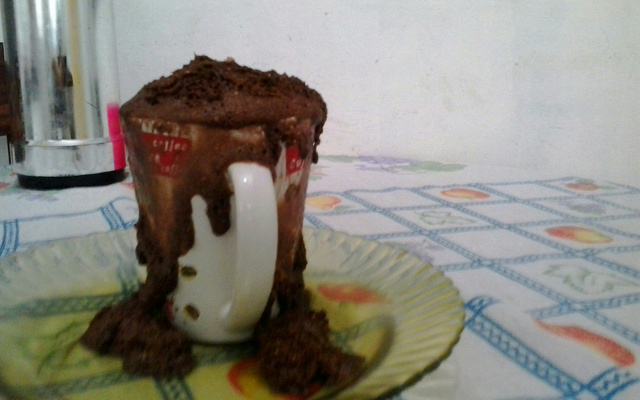 Bolo de caneca com calda de chocolate