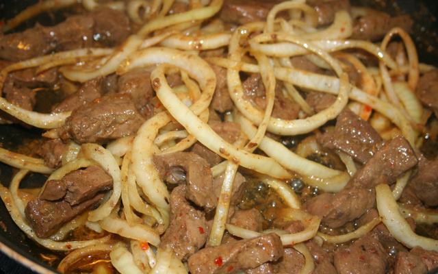 Iscas de fígado aceboladas