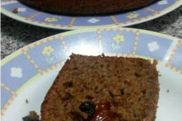 Bolo de banana com ameixa e passas