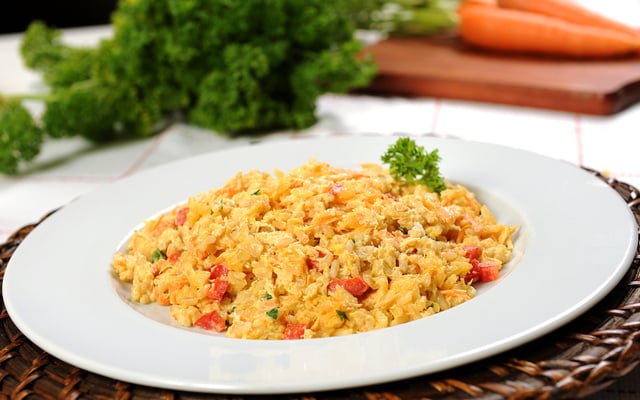 Risoto de arroz integral e frango desfiado