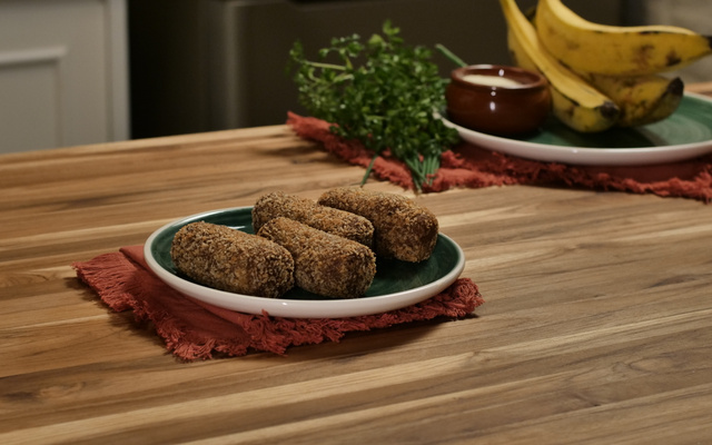 Croquete de banana com carne-seca