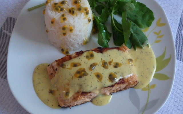 Salmão ao molho de maracujá