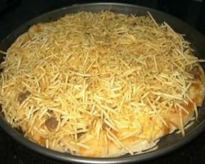 Pizza de estrogonofe de carne com batata palha