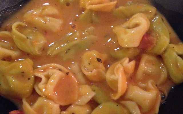 Sopa de tomate com tortellini