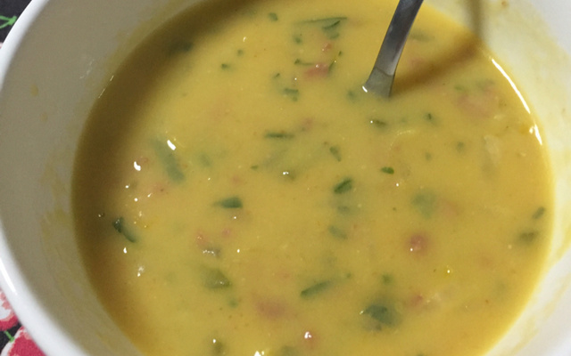 Sopa creme da batata doce, linguiça Blumenau e alho poró