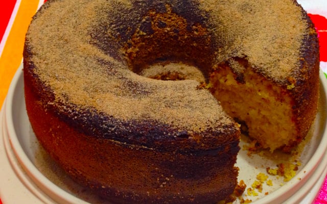 Bolo de fubá com casquinha de açúcar e canela