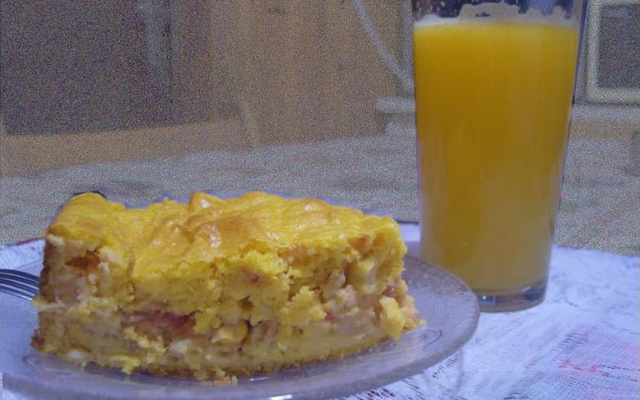Torta de massa de cenoura com recheio de frango