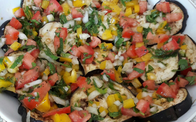 Berinjela assada vinagrete bem aromática