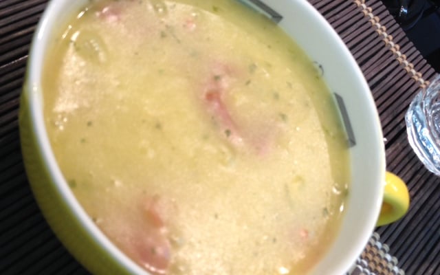 Sopa cremosa de mandioca com calabresa