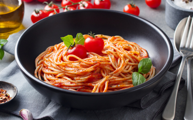 Macarrão ao sugo e manjericão