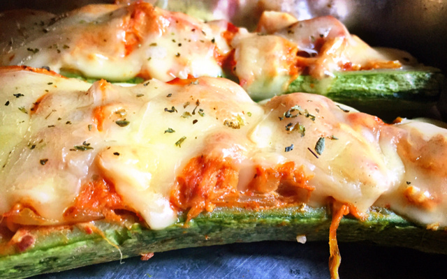 Abobrinha recheada com frango (Zapalito)