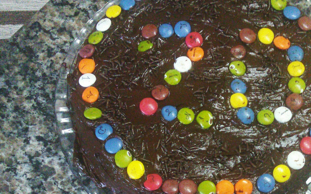 Bolo recheado de chocolate e cobertura ganache