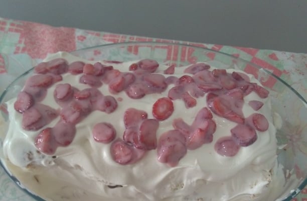 Rocambole de morango com chantilly