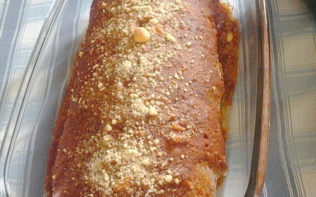 Rocambole de arroz com recheio de frango