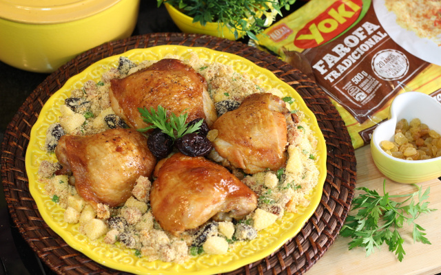 Sobrecoxas assadas com farofa de frutas