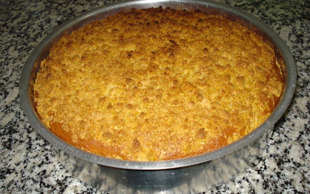 Cuca de baunilha com farofinha de coco e canela