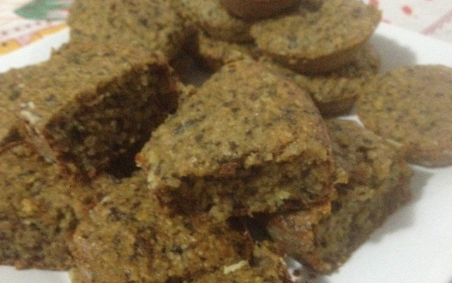 Bolo de banana, aveia, passas e sem açúcar