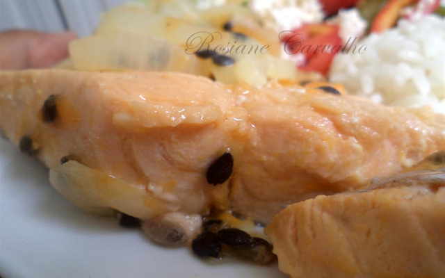 Salmão ao molho de maracujá