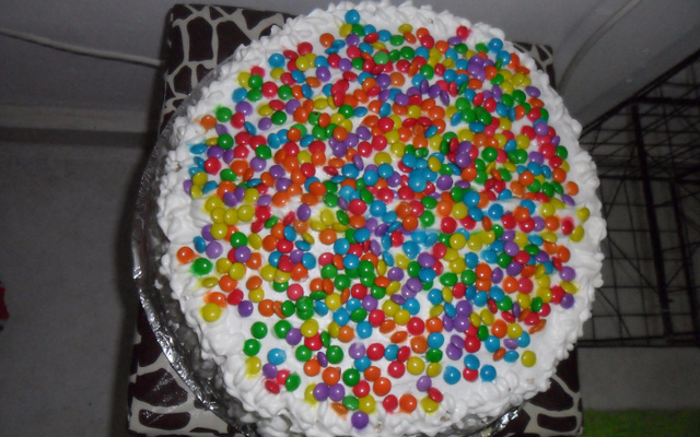 Bolo alegre de aniversário