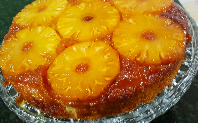 Bolo de abacaxi em calda