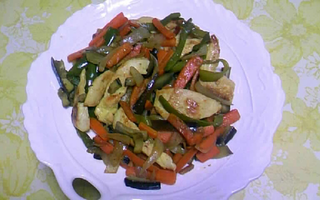 Peito de frango com legumes