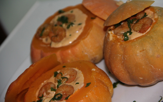 Abóbora recheada com creme de camarão