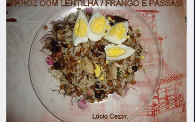 Arroz com lentilhas, frango e passas