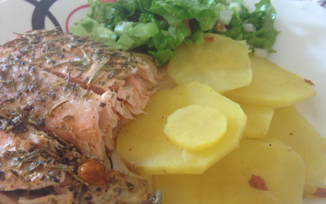 Salmão assado à provençal