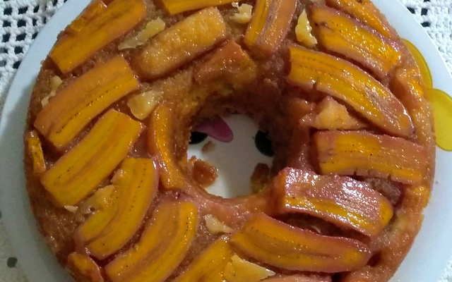 Bolo com banana caramelizada