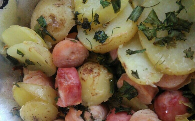 Linguiça ao forno com batatas