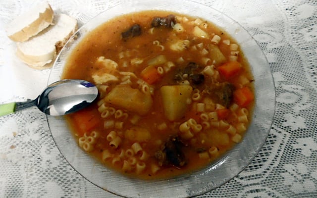 Sopa de macarrão, legumes e carne