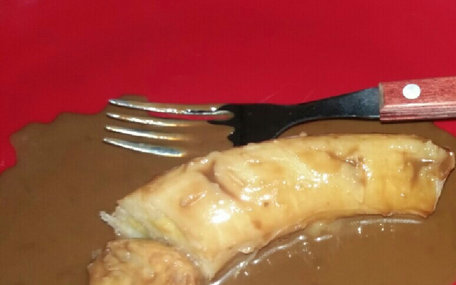 Banana quente com calda de café