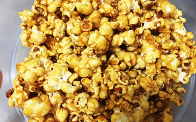 Pipoca caramelizada feita no fogão