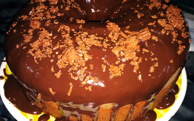 Bolo de cenoura com calda de chocolate