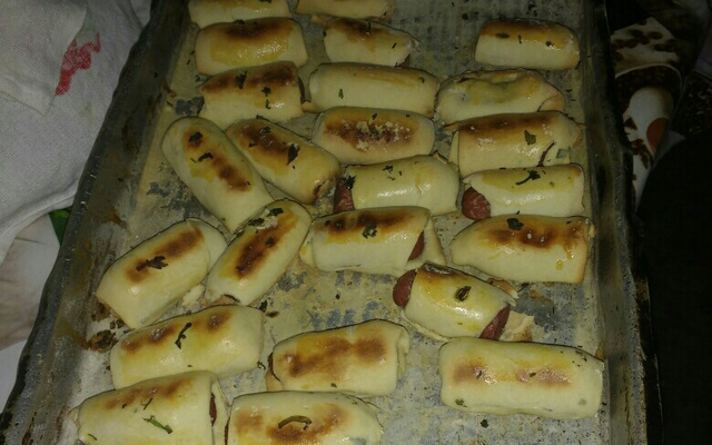 Enroladinho de salsicha assado crocante