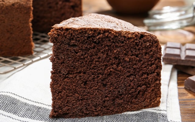 Bolo de chocolate sem glúten cortado em fatia