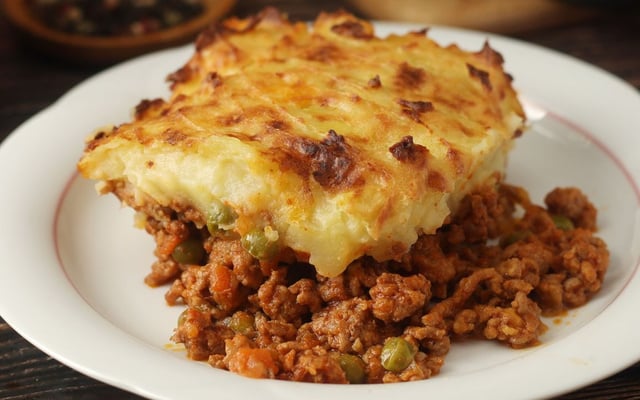Porção de escondidinho de mandioca com carne sem gruminhos
