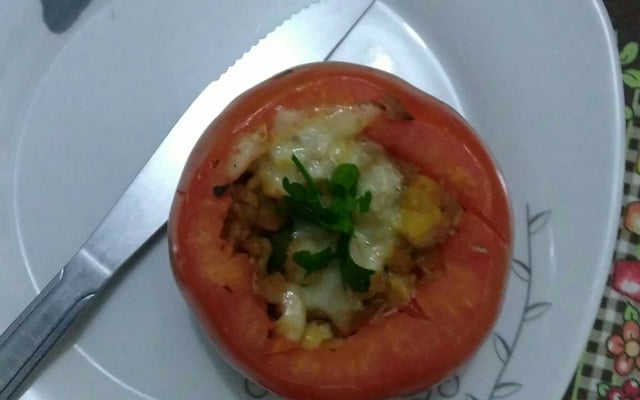 Tomate recheado com estrogonofe de file