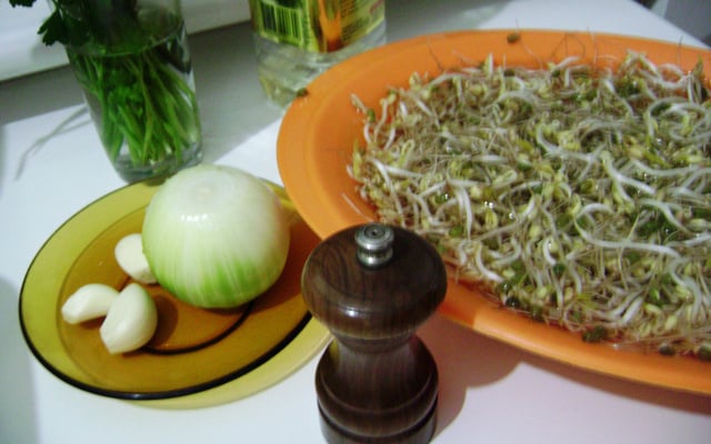 Broto de feijão refogado