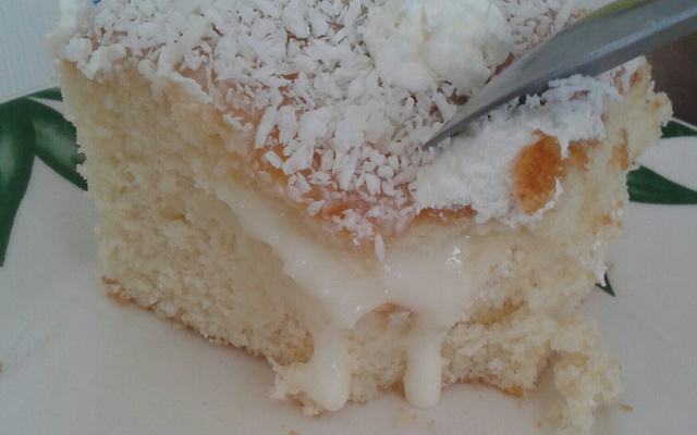 Bolo pão-de-ló com coco