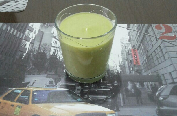 Iogurte de abacate com banana natural e fácil