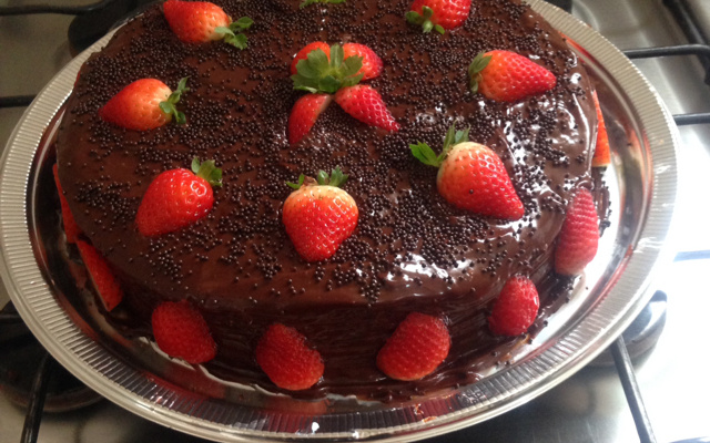 Bolo de chocolate com morango