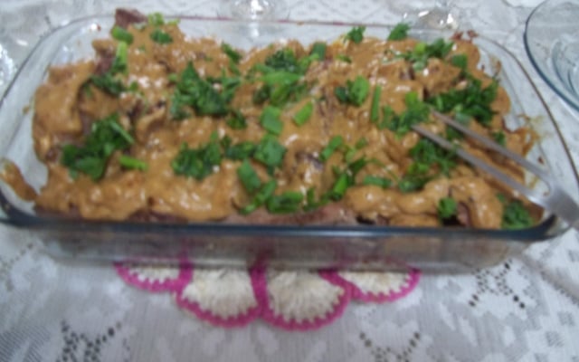Carne assada ao molho de cebolas