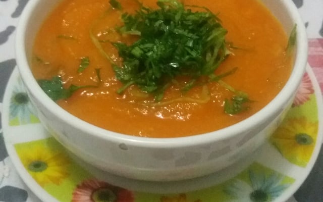 Creme de cenoura com bacon e couve