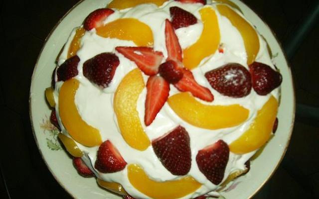 Bolo de chantilly com frutas
